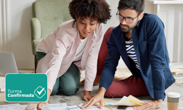 Profissionais analisam documentos e discutem processos em um ambiente colaborativo, representando a Análise dos Modos de Falha e Seus Efeitos (FMEA) para identificar falhas potenciais, avaliar riscos e definir ações preventivas que aumentam a qualidade, a confiabilidade e a segurança dos processos. A imagem destaca o selo 