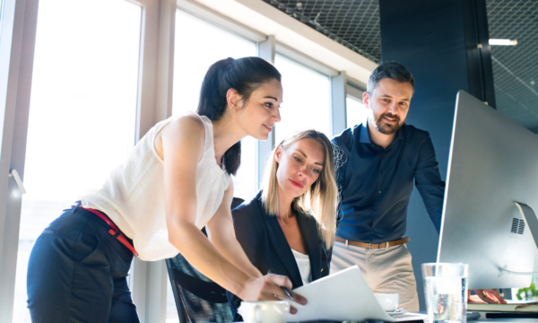 Equipe analisa informações em ambiente corporativo utilizando recursos de Inteligência Artificial na Gestão de Projetos para apoiar decisões, planejamento e acompanhamento de resultados.